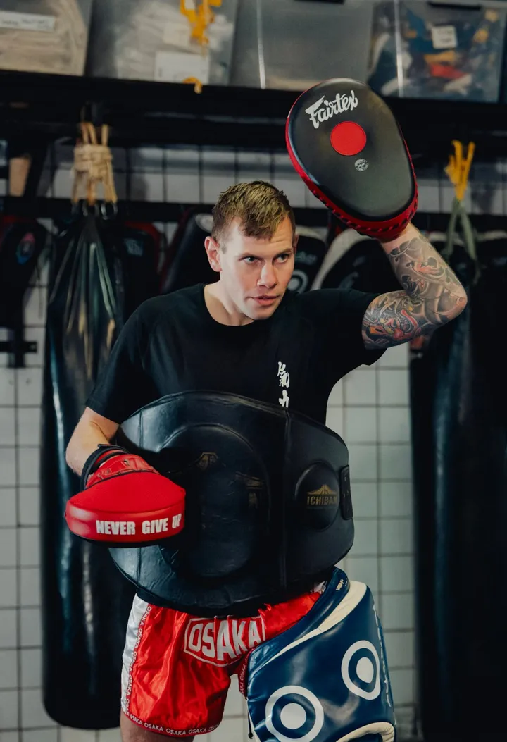 Floris Hoek met pads in de dojo van Osaka Karate Katwijk.